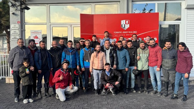 Dernek üyelerimiz ile jokey odasında İdman jokeylerinin At Çalıştırma Ücretleri hakkında bilgi ve görüş alışverişi amacıyla toplantı gerçekleştirdik.