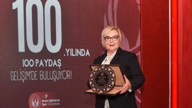 Gelişim Üniversitesi’nden TJK Yönetim Kurulu Üyesi Gülnur Gülerce’ye ödül